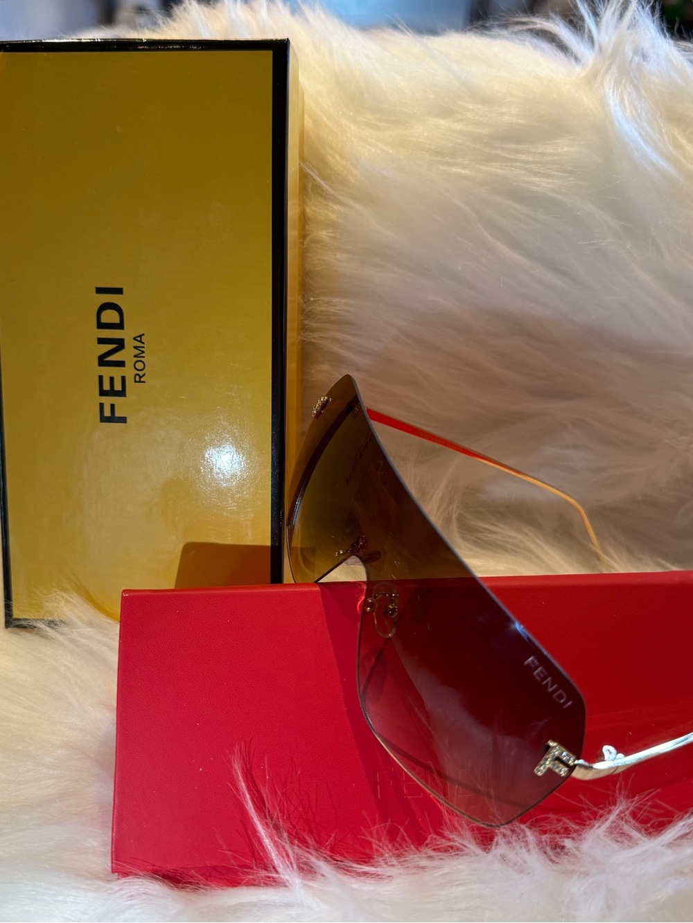 Fendi Red Rimless Shield Sunglasses with Gold Temples - Picture 2 of 4
